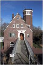 Emden. Das Lotsenhaus steht direkt hinter dem Deich in der Nhe der Groen Seeschleuse. 24.02.2019