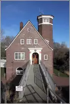 Emden. Das Lotsenhaus steht direkt hinter dem Deich in der N�he der Gro�en Seeschleuse. 24.02.2019