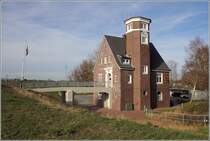 Emden. Das Lotsenhaus steht direkt hinter dem Deich in der Nhe der Groen Seeschleuse. 24.02.2019