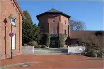 Jemgum. Die ehemalige Roggenm�hle wurde 1777 als Galerieholl�nder errichtet. Deutsche Truppen zerst�rten die M�hle 1945. Der steinerne Unterbau wird seit 1972 als Wohnhaus genutzt. 24.02.2019