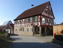 Gem�nda, Gemeindehaus mit Schmiede, zweigeschossiger Satteldachbau, Erdgeschoss massiv mit von Steinpfeilern gest�tztem Vorbau, erbaut 1587 (08.04.2018)