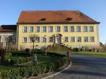 Lahm, Schlo� am Schlo�platz, Stattlicher Bau mit Freitreppe, erbaut bis 1710 (08.04.2018)