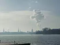 Hamburg am 19.1.2019: Blick im morgendlichen Dunst von Uhlenhorst �ber die Au�enalster zur Innenstadt mit der aufsteigenden Dampfwolke eines Kraftwerkes