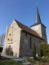 Neundorf, Katholische Pfarrkirche Mari� Geburt, Chorturmkirche, erbaut im 14. Jahrhundert (08.04.2018)