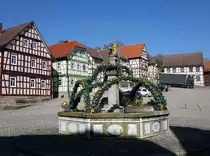Ummerstadt, �sterlich geschm�ckter Brunnen am Marktplatz (08.04.2018)