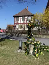 Wiesenfeld, Osterbrunnen vor dem Pfarrhaus in der Lindenstra�e (08.04.2018)