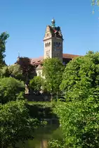 Bamberg, das Justizgeb�ude am Wilhelmsplatz mit Uhrturm aus Blickrichtung vom Adenauerufer an der Regnitz - 06.05.2018
