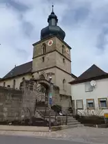 Oberleiterbach, St. Laurentius Kirche, dreigeschossiger Chorturm, Langhaus von 1517 (09.04.2018)