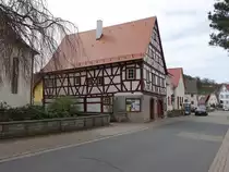 Dainbach, historisches Rathaus in der Kannenstra�e, Zierfachwerkbau mit geschnitztem Eckpfeiler, erbaut 1590 (15.04.2018)