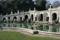 Auch wenn es hier sehr h�bsch wirkt, wer Prag oder St. Petersburg kennt, ist vom Schlo�park von Caserta sehr entt�uscht. Ich fragte mich auch warum meine Kollegen so davon schw�rmen. Aber ich fand schnell die Antwort. Wer in dem Dreck, Chaos und L�rm der Provinz Caserta oder von Campania sein ganzes Leben verbringt, findet hier ein Paradies der Sauberkeit und Endspannung.