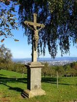 Wegekreuz am Schnberg, mit Blick auf Freiburg und den Schwarzwald im Hintergrund, Okt.2014