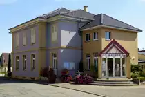 Oberentzen, das Rathaus der �ber 600 Einwohner z�hlenden Gemeinde im Oberelsa�, Aug.2017