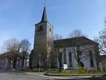 Weissenstadt, Evangelisch-lutherische Stadtpfarrkirche St. Jakobus, Saalbau mit Walmdach, Langhaus im Kern romanisch, Chor und viergeschossiger Chorseitenturm sp�tgotisch, Neubau nach Stadtbrand 1823 (20.04.2018)