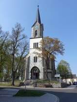 Hchstadt im Fichtelgebirge, Evangelisch-lutherische Pfarrkirche St. Peter und Paul, Saalbau, dreigeschossiger Fassadenturm mit Spitzhelm, eingezogener Chor mit 5/8-Schluss und Sakristeianbau, neugotisch, erbaut 1887 nach Plnen von Christian Winnerling (21.04.2018)