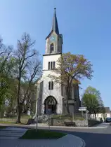 H�chstadt im Fichtelgebirge, Evangelisch-lutherische Pfarrkirche St. Peter und Paul, Saalbau, dreigeschossiger Fassadenturm mit Spitzhelm, eingezogener Chor mit 5/8-Schluss und Sakristeianbau, neugotisch, erbaut 1887 nach Pl�nen von Christian Winnerling (21.04.2018)