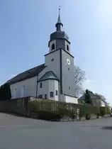 Leupoldsgr�n, Evangelisch-lutherische Pfarrkirche, Saalbau mit Westturm, Langhaus zweite H�lfte 17. Jahrhundert mit Ostabschluss von 1899, Kirchturm erbaut von 1737 bis 1738 (21.04.2018)