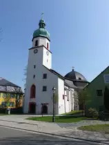 Oberkotzau, Evangelisch-lutherische Pfarrkirche St. Johannes, Einschiffige Anlage des 15. Jahrhunderts �ber hochmittelalterlichem Kern, Chor-Rotunde 1935 von German Bestelmeyer (21.04.2018)