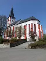 Pilgramsreuth, Evangelisch-lutherische Pfarrkirche Sankt Erhard, Saalbau mit eingezogenem Chor und Westturm, Strebepfeilergliederung, 15. Jahrhundert (21.04.2018)