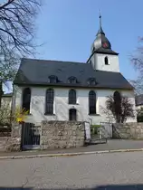 R�slau, Evangelisch-lutherische Pfarrkirche, Saalbau mit Satteldach, Chorturm mit Zwiebeldach von 1716, Langhaus von 1528 (21.04.2018)