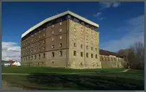 Die Burg Oschersleben wurde im Laufe der Jahrhunderte zur Umsetzung neuer Nutzungen mehrfach grundlegend umgebaut, sodass nur noch wenig an eine mittelalterliche Burganlage erinnert, die 1205 erstmals erw�hnt wurde. Im 17. Jahrhundert wurde die Burg zur Dom�ne. 1896 wurde der Wohntrakt weitgehend abgetragen und als Speicher neu errichtet. Nach langem Leerstand wurde der Speicher 2011-2018 umgebaut und beherbergt nun das Landkreis- und Stadtarchiv, einen Veranstaltungssaal sowie Wohnungen. (Oschersleben, 09.03.2019)