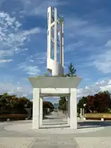 Laibach (Ljubljana), Zentralfriedhof, am Kreuzungspunkt zweier gro�er Alleen steht dieses Kunstbauwerk, Juni 2016