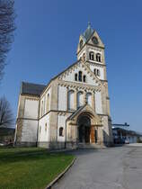 Mehlmeisel, Katholische Pfarrkirche St. Johann Baptist, neuromanischer Bau mit Sandsteingliederung, der Turm mit Spitzgiebeln, erbaut 1907 (22.04.2018)