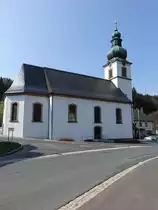 Oberwarmensteinach, Katholische Kuratiekirche St. Laurentius, Barocker Saalbau mit Walmdach und Westturm mit Zwiebelhaube, erbaut von 1755 bis 1757 (22.04.2018)