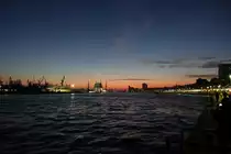 Hamburg am 26.2.2019 um 18,31 Uhr: Sonnenuntergang �ber der Elbe, Foto von den Landungsbr�cken /