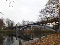 Hamburg am 14.11.2018: Br�cke �ber den Kuhm�hlenteich in Hohenfelde, hier quert die Linie U3 das Gew�sser /