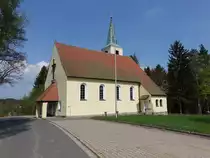 Trevesen, Katholische Kirche St. Wendelin, verputzter Massivbau mit Satteldach, eingezogenem, dreiseitig geschlossenem Chor und Turm mit Spitzhelm, erbaut von 1931 bis 1932 durch Hans Philbert (22.04.2018)
