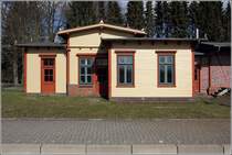 Schiffdorf. Das ehemalige Bahnhofsgebude im Ortsteil Geestenseth. Heute ist das 1899 erbaute, denkmalgeschtzte Gebude die Produktionssttte des Theaters  Das Letzte Kleinod , das in Deutschland, Europa und der Welt an ungewhnlichen Orten Theaterproduktionen auffhrt. 19.03.2019 
https://www.das-letzte-kleinod.de/ 