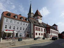 Marktredwitz, historisches Rathaus, langgestreckter Satteldachbau mit zwei Trmen und einem Erker, erbaut 1384 (23.04.2018)