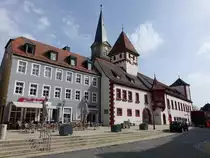 Marktredwitz, historisches Rathaus, langgestreckter Satteldachbau mit zwei T�rmen und einem Erker, erbaut 1384 (23.04.2018)