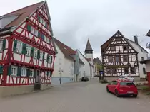 Kuppingen, Fachwerkhaus, Gasthof zur Sonne und Ev. Pfarrkirche St. Stephanus am Karl K�hnle Platz (01.05.2018)