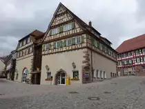 Neubulach, historische Fachwerkh�user am Kirchplatz (01.05.2018)