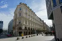 Hamburg am 24.3.2019: Blick auf die �stliche Stra�enseite der Stra�e „Colonnaden“ mit seinem Arkadengang.