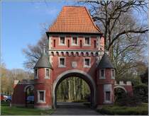 Bremerhaven. Das im Jahr 1896 errichtete Parktor Speckenbttel bildet den markantesten Zugang zum 75 ha groen Speckenbtteler Park. Dieses Staffagebauwerk steht seit 2009 unter Denkmalschutz. 02.04.2019