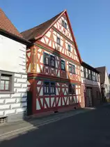 Erlenbach, ehem. Gasthof zum L�wen, Zweigeschossiges Zierfachwerkhaus mit giebelst�ndigem Satteldach, erbaut im 17. Jahrhundert (12.05.2018)