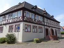 Kreuzwertheim, Fachwerkhaus am Kirchplatz, zweiflgeliger zweigeschossiger Walmdachbau mit Zierfachwerkobergeschoss, erbaut um 1600 (12.05.2018)