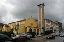 So war auch der Aufbau neuer Kirchen in den ersten Monaten nach der Katastrophe von groer Prioritt. Der modernen Bauten mit den schlichten aber zweckmigen Trmen bieten dem Betrachter einen eher ungewohnte Anblick.