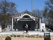 Die Freilichtbhne im Kurgarten des Ostseebades Boltenhagen nahe der Seebrcke . (April 2019)