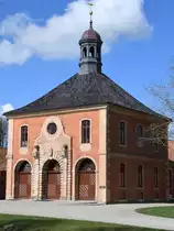 Eines des beiden Gesindeh�user des von 1726 bis 1732 errichteten Schlosses Bothmer. (Kl�tz, April 2019)