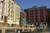 Hier der Blick in ein neu errichtetes Wohngbiet incl. Baustelle in der Via Madonna de la Sletta.