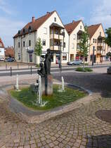 Elsenfeld, Brunnen mit Figuren in der Hauptstrae (13.05.2018)