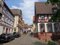 Klingenberg am Main, historische Fachwerkhuser in der Kirchenstrae (13.05.2018)