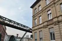Gr�nderzeitliche Wohnbebauung im Stadtbezirk Arrenberg, nebst Schwebebahn-Ger�st in Wuppertal. Aufnahmedatum: 09.04.2019