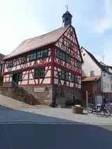 M�nchberg, historisches Rathaus in der Hauptstra�e, zweigeschossiges reich gestaltetes Zierfachwerkhaus �ber massivem unverputztem Kellervollgeschoss, erbaut 1607 (13.05.2018)
