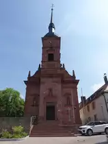 Rllfeld, katholische Pfarrkirche Mari Himmelfahrt, Saalbau mit eingezogenem halbrund schlieendem Chor und verschiefertem Satteldach, 
Blendfassade mit obeliskengeschmcktem Volutengiebel, vorgestellter Turm auf quadratischem Grundriss mit verschieferter Zwiebelhaube, 
erbaut von 1623 bis 1624 (13.05.2018)