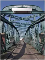 Wilhelmshaven. Die 1910 fertiggestellte, 48 m lange und 5 m breite Nassaubr�cke f�hrt auf einen Schwimmponton im Fluthafen. 18.04.2019