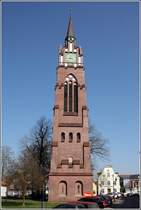 Jever. Der freistehende Glockenturm in der Altstadt wurde 1876 als Ersatz fr einen lteren Holzturm errichtet. Zunchst mit einer Hhe von 20 Metern, 1902 wurde er auf 52,60 m erhht. 18.04.2019